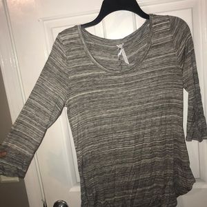 2 quarter sleeve gray shirt with cool back fold